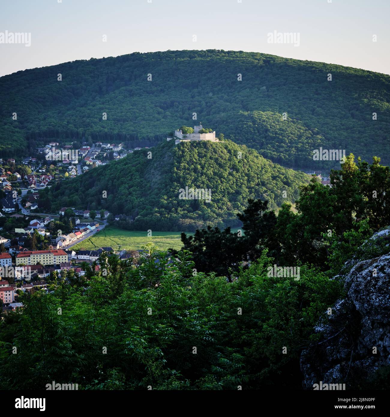 Vue sur Hainburg an der Donau avec les ruines du château sur une colline verdoyante en basse-Autriche Banque D'Images