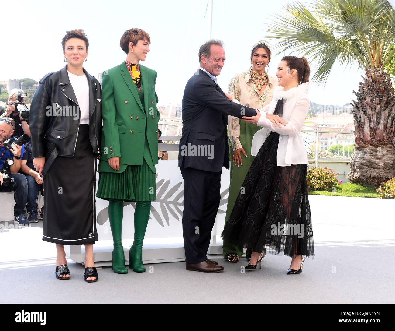 Cannes, France. 17th mai 2022. L'actrice italienne Jasmine Trinca, l'actrice britannique Rebecca Hall, l'actrice française Vincent Lindon, l'actrice indienne Deepika Padukone et l'actrice suédoise Noomi Rapace assistent à la séance photo du jury au Palais des Festivals au Festival de Cannes 75th, en France, le 17 mai 2022. Photo par Rune Hellestad/UPI crédit: UPI/Alay Live News Banque D'Images