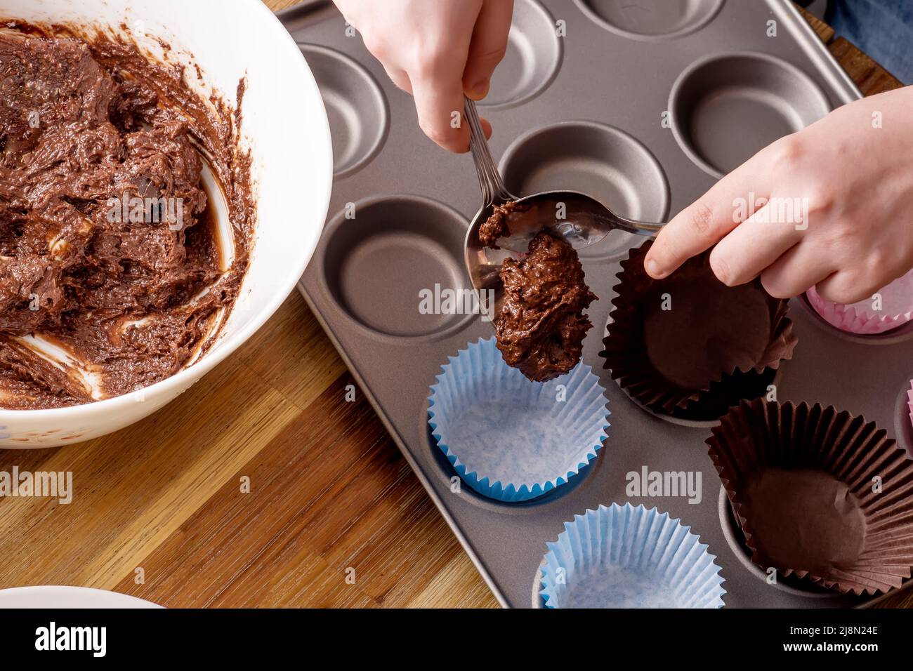 petits gâteaux au chocolat faits maison dans moule à gâteau sur la table de la cuisine Banque D'Images