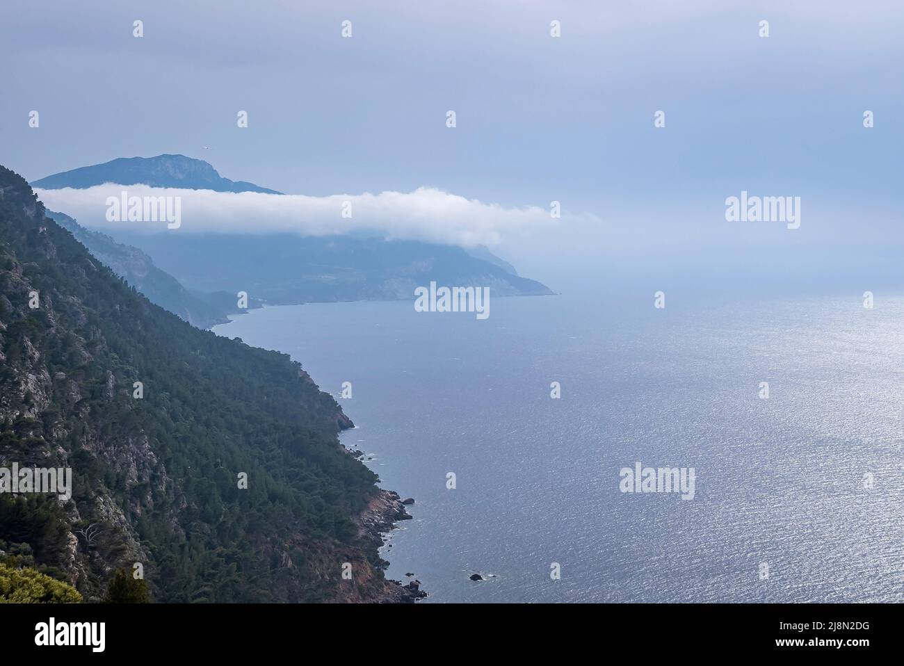 Vue panoramique sur le paysage méditerranéen et la falaise rocheuse contre le ciel bleu Banque D'Images