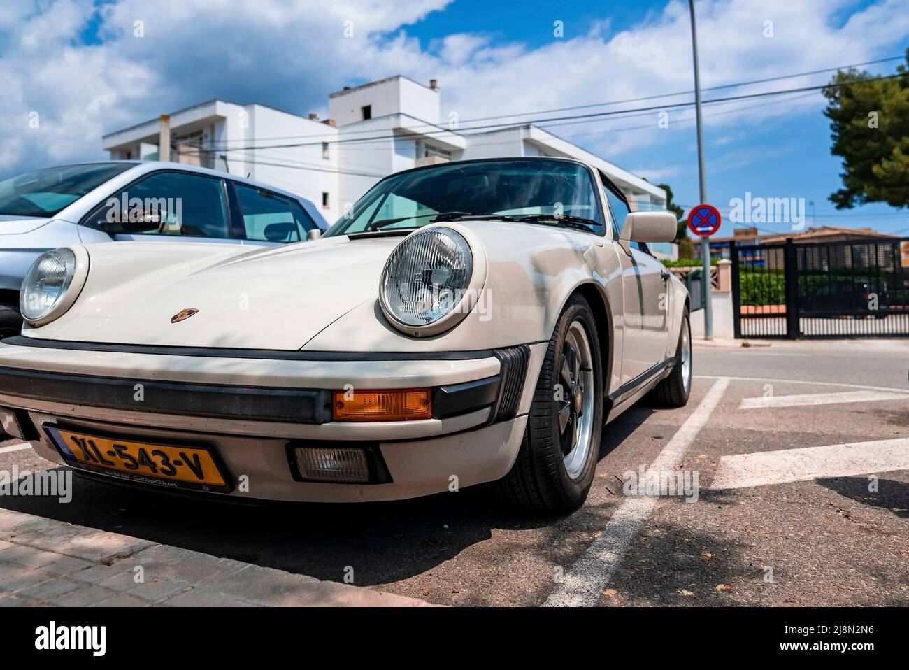 Gros plan de la Porsche 911 d'époque blanche garée dans la rue dans la ville contre le ciel Banque D'Images