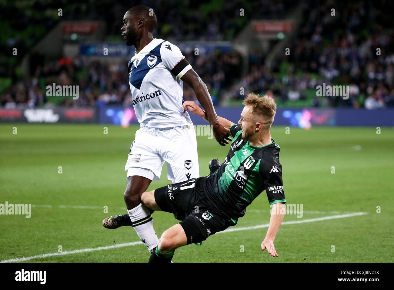 Melbourne, Australie, 17 mai 2022. Benjamin Garuccio de Western United Collides avec Jason Geria de Melbourne victoire Benjamin Garuccio de Western United tombe lors du match De demi-finale De football A-League entre Western United et Melbourne victoire à l'AAMI Park le 17 mai 2022 à Melbourne, en Australie. Crédit : Dave Helison/Speed Media/Alamy Live News Banque D'Images