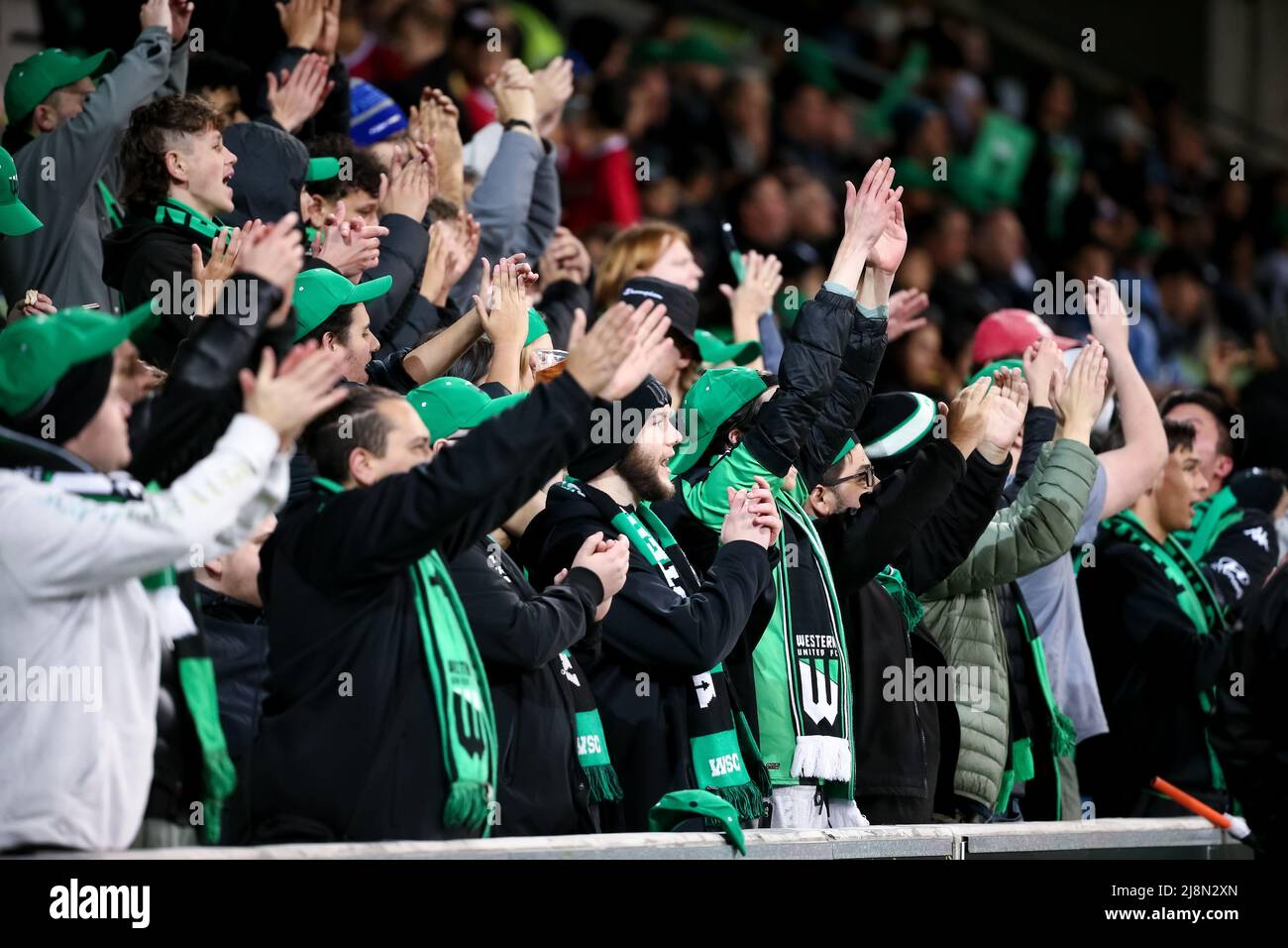 Melbourne, Australie, 17 mai 2022. Les fans de Western United applaudissent lors du match de demi-finale De football A-League entre Western United et Melbourne Victory à l'AAMI Park le 17 mai 2022 à Melbourne, en Australie. Crédit : Dave Helison/Speed Media/Alamy Live News Banque D'Images