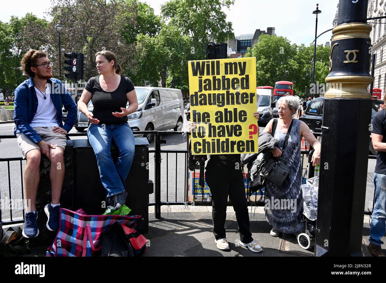 Londres, Royaume-Uni. Les manifestants anti-vax ont fait campagne contre le fait de mordre des enfants pour les protéger de l'infection par le COVID. Place du Parlement, Westminster. Banque D'Images