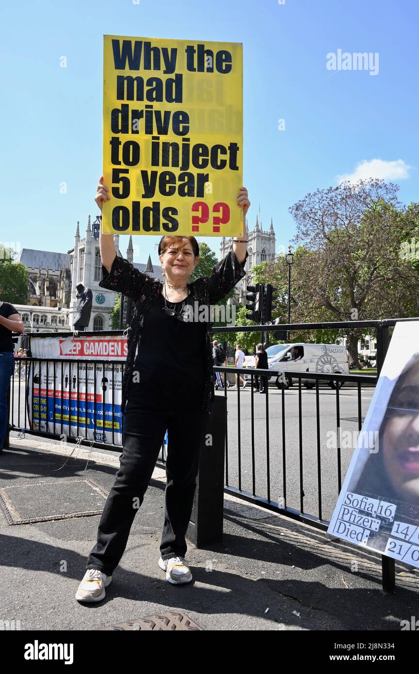 Londres, Royaume-Uni. Les manifestants anti-vax ont fait campagne contre le fait de mordre des enfants pour les protéger de l'infection par le COVID. Place du Parlement, Westminster. Banque D'Images