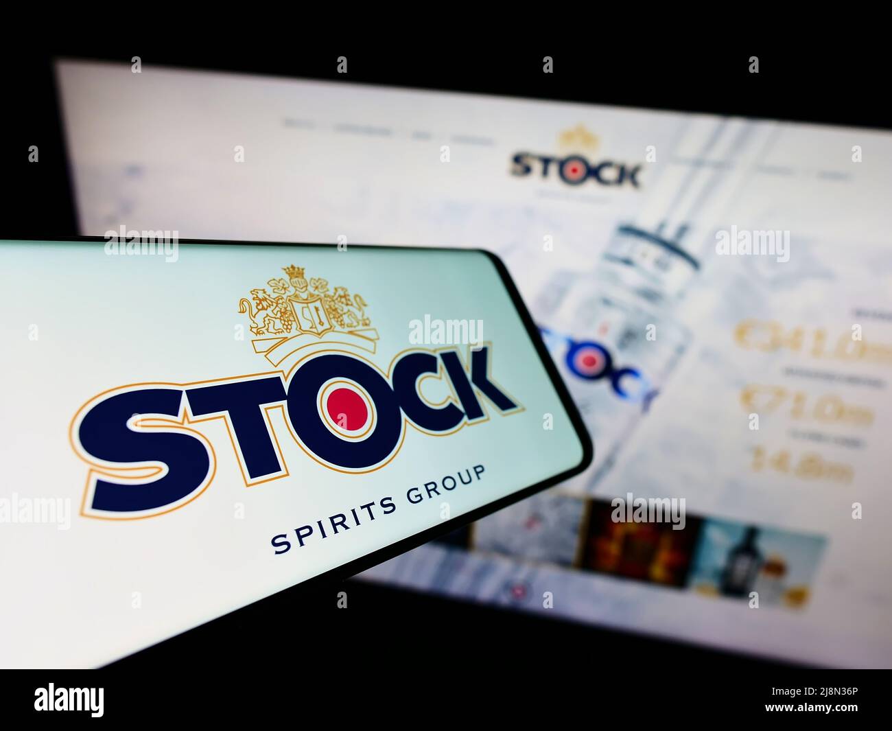 Téléphone mobile avec logo de la société britannique stock Spirits Group plc sur écran devant le site Web de l'entreprise. Mise au point au centre-gauche de l'écran du téléphone. Banque D'Images