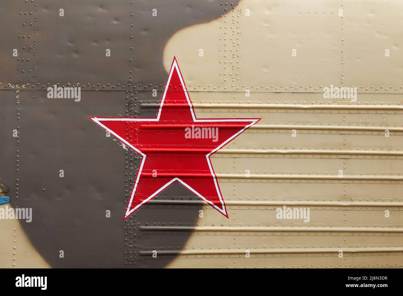 Étoile rouge russe sur le fuselage d'hélicoptère camouflé Banque D'Images