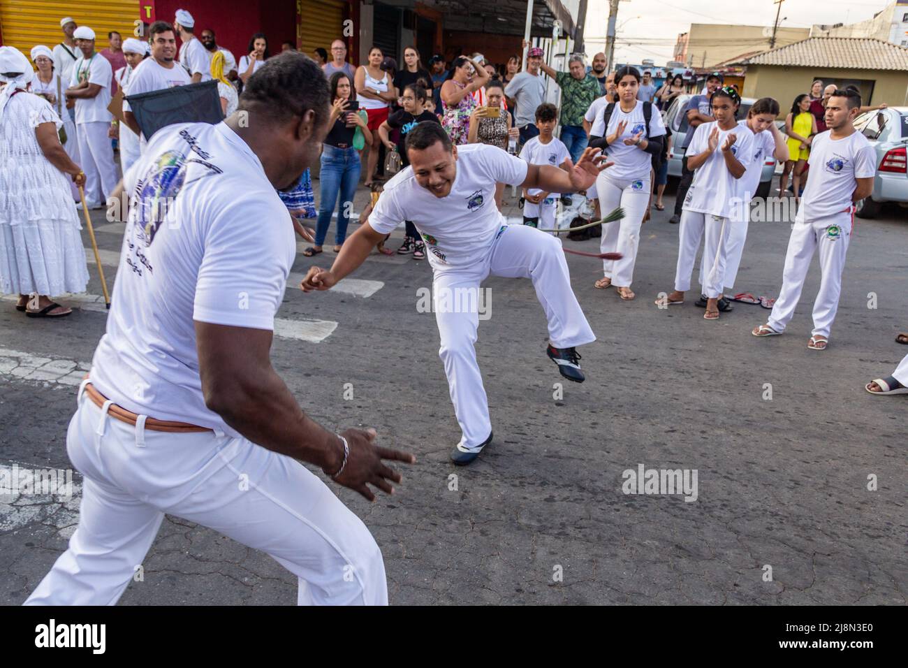 Aparecida de Goiania, Goiás, Brésil – 15 mai 2022 : un groupe de personnes manifestant le combat de capoeira dans la procession de Pretos Velhos. Banque D'Images