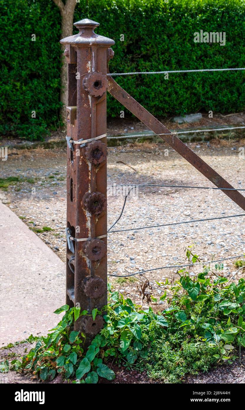 Ancien poteau de clôture métallique avec mécanisme d'enroulement pour tendre les fils. Banque D'Images
