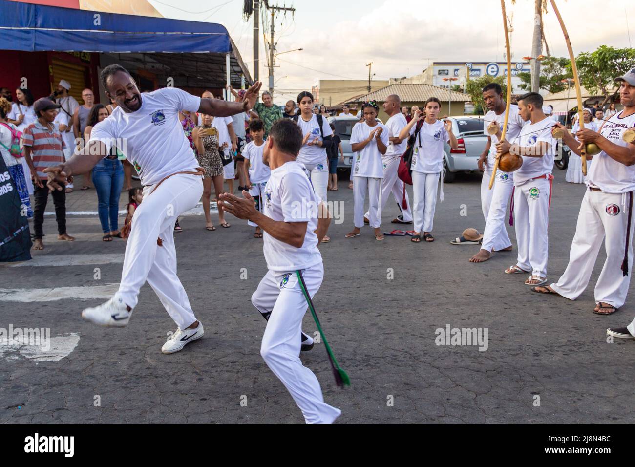 Aparecida de Goiania, Goiás, Brésil – 15 mai 2022 : un groupe de personnes manifestant le combat de capoeira dans la procession de Pretos Velhos. Banque D'Images