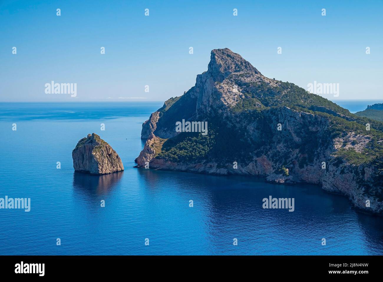 Magnifique vue panoramique sur les paysages marins méditerranéens et la falaise rocheuse contre le ciel bleu Banque D'Images