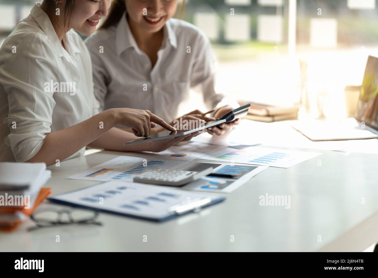 Deux réunions de collègues pour réfléchir au nouveau plan de stratégie d'entreprise du projet et au nouveau document de données d'analyse, ainsi qu'au concept financier et comptable Banque D'Images