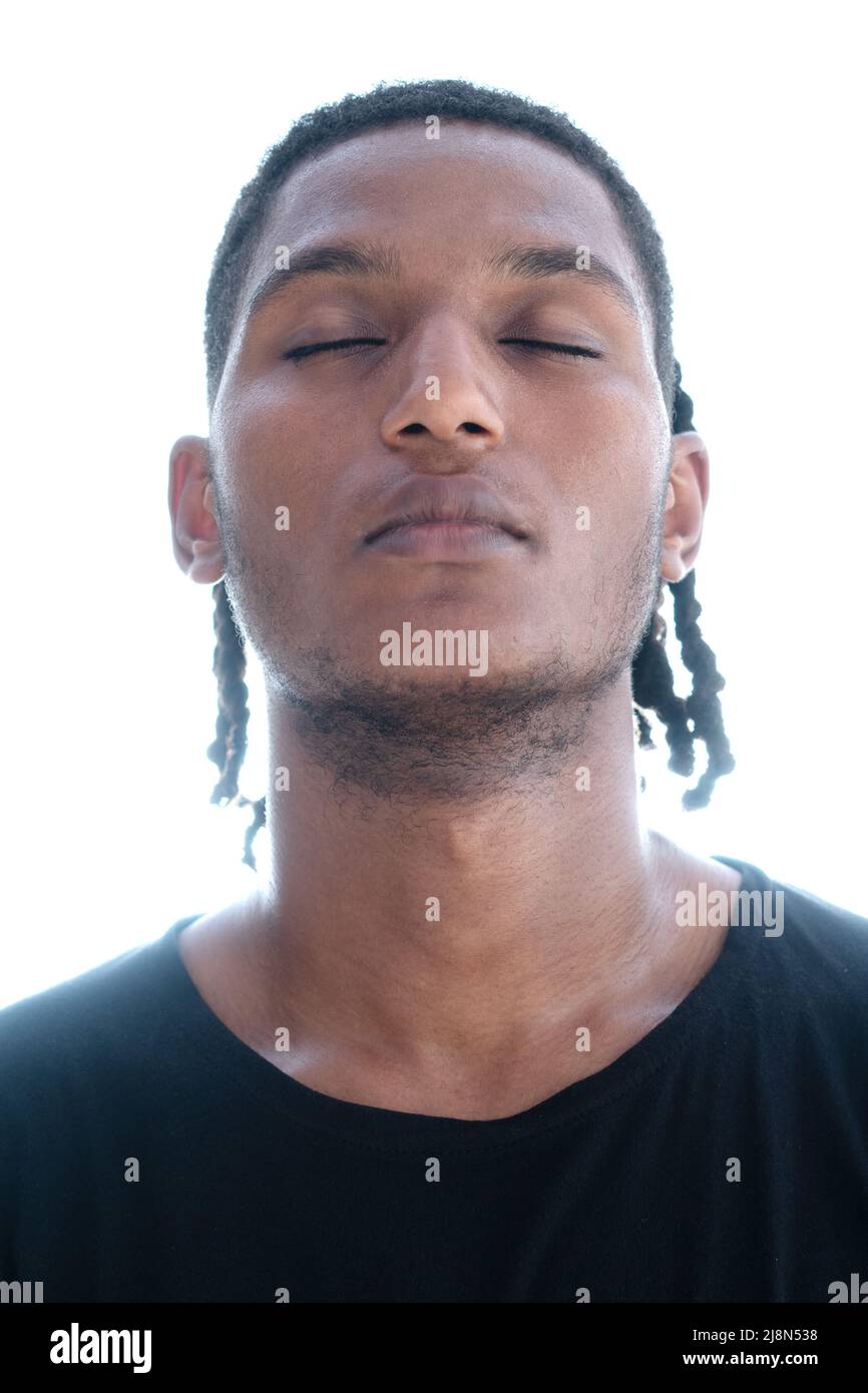 Un portrait d'un homme afro-américain avec les yeux fermés Banque D'Images