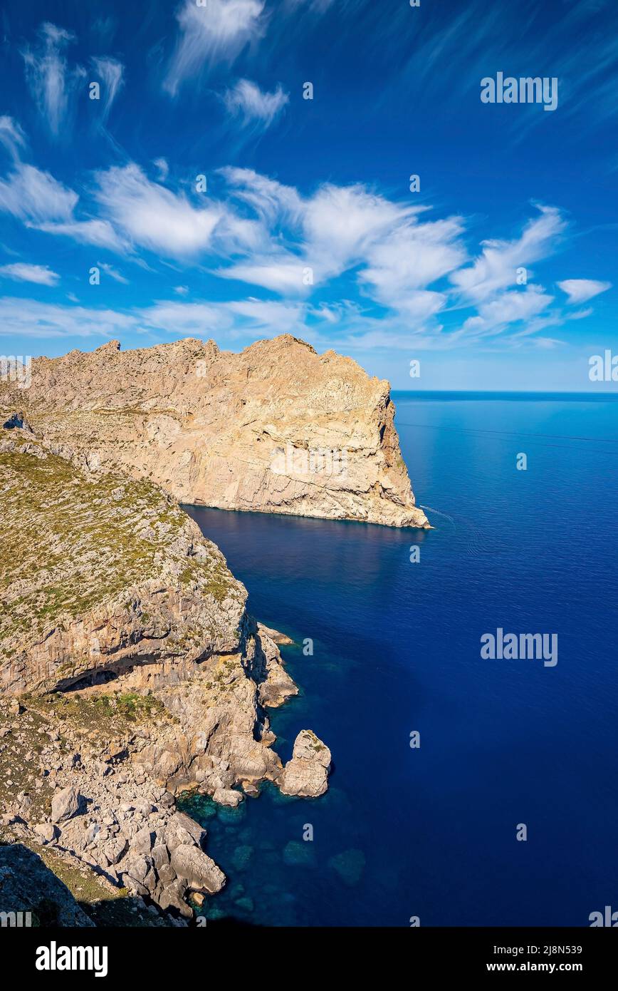 Magnifique vue panoramique sur les paysages marins méditerranéens par une falaise rocheuse contre un ciel bleu Banque D'Images