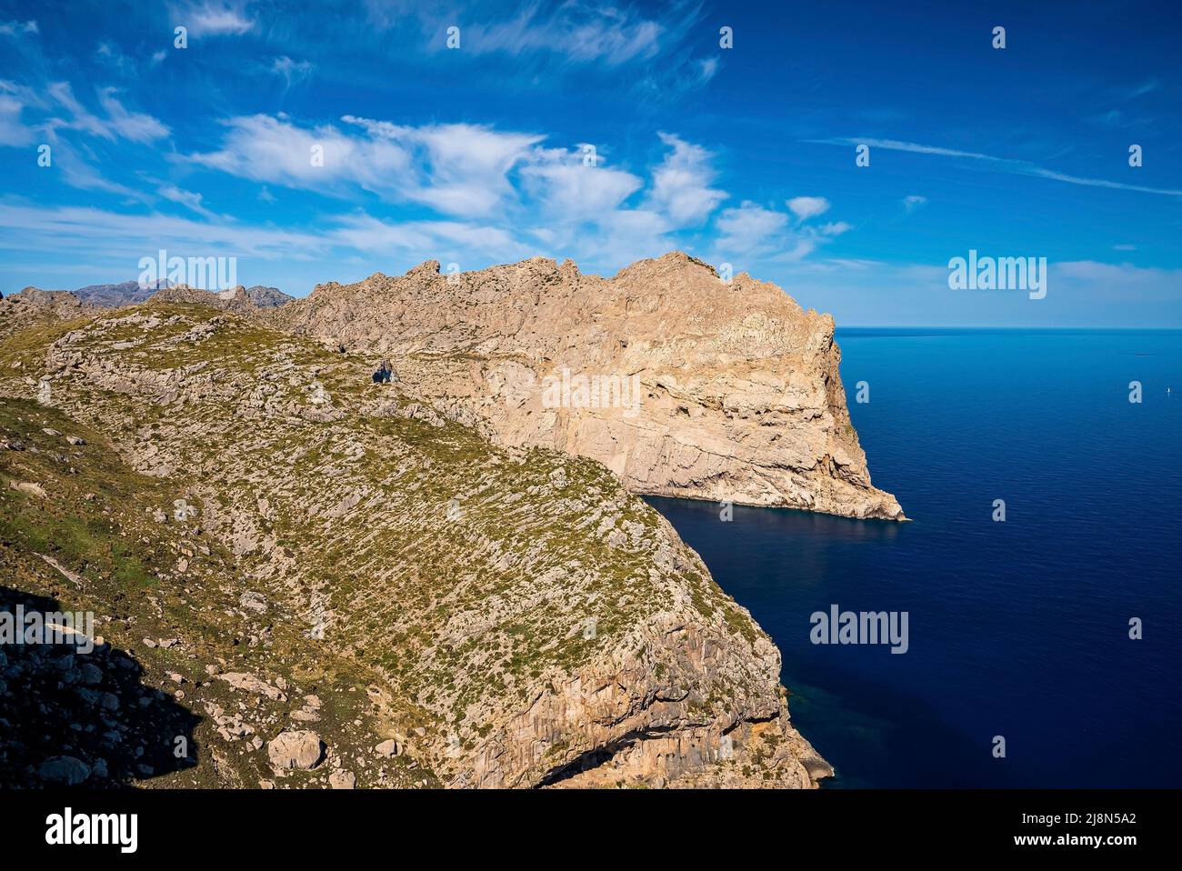Vue panoramique sur les paysages marins méditerranéens par une falaise rocheuse en été Banque D'Images