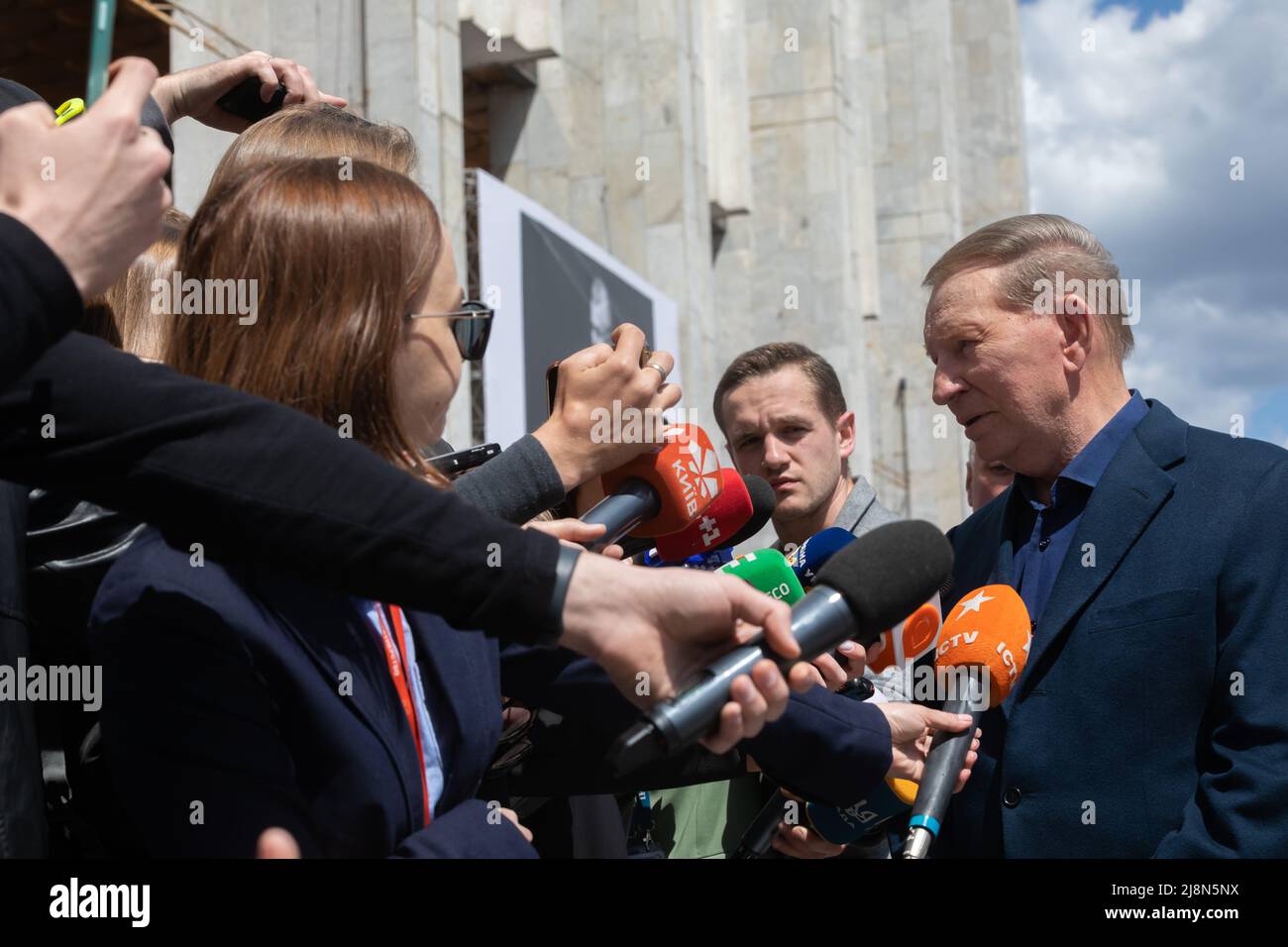 Leonid Kuchma a pris part aux adieux, qui ont eu lieu à la Maison ukrainienne. Le 17 mai, le premier président de l'Ukraine indépendante, Leonid Kravchuk, a été dit Au revoir à Kiev. La cérémonie d'adieu a eu lieu dans la "Maison ukrainienne", située sur la place européenne au centre de la capitale. Banque D'Images