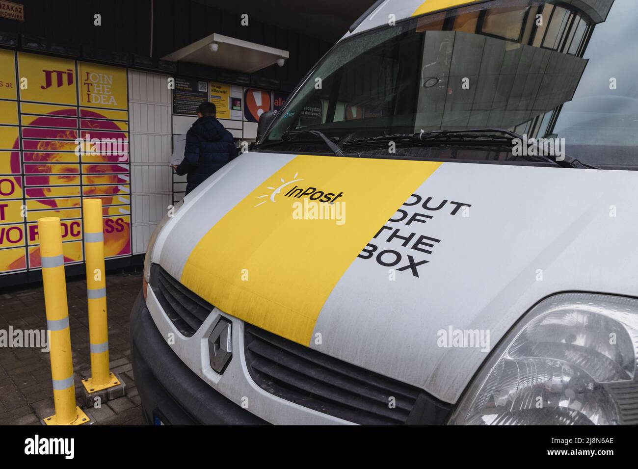 Camion de messagerie InPost et casiers à colis InPost à Varsovie, capitale de la Pologne Banque D'Images