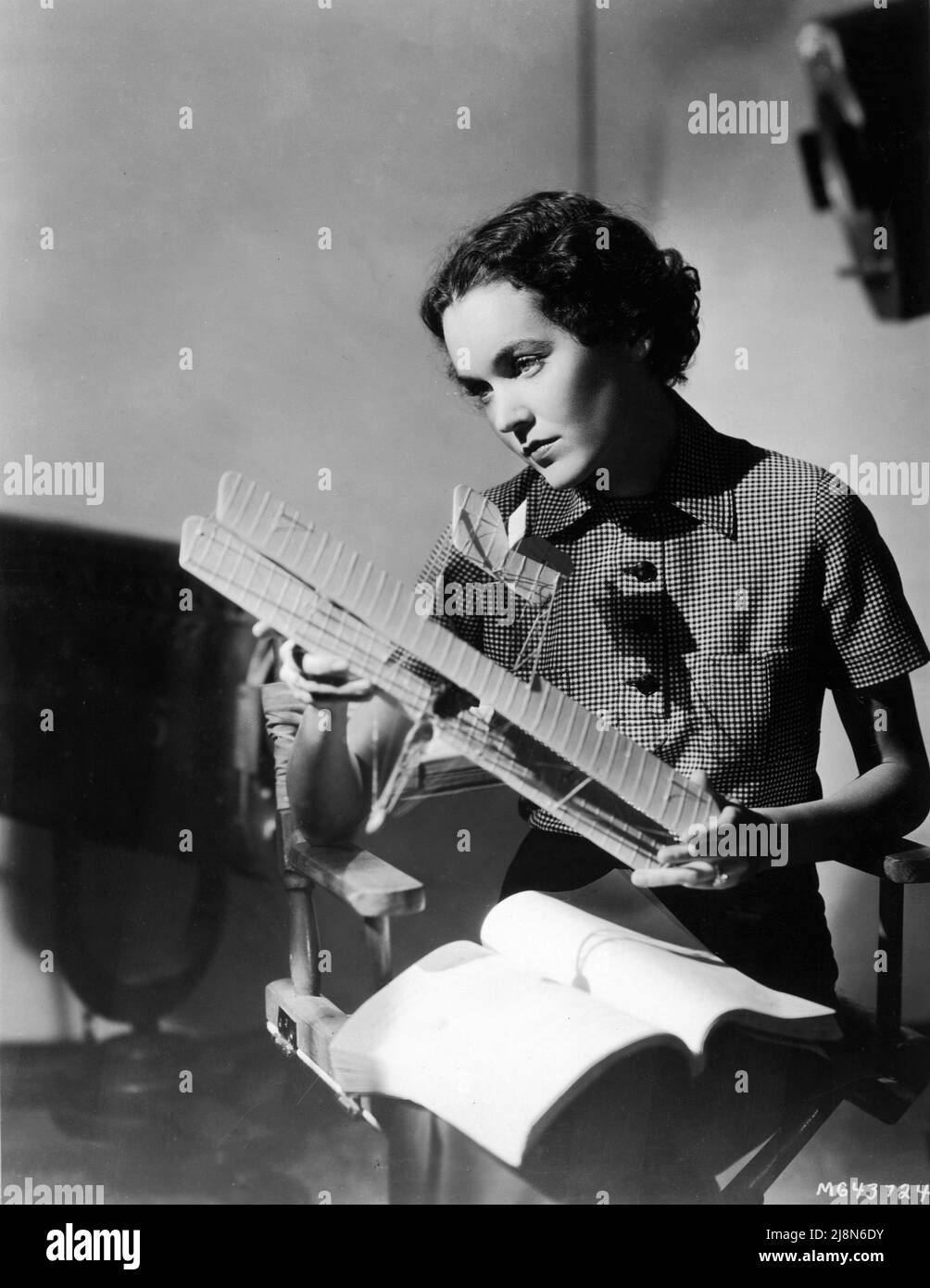 MAUREEN O'Sullivan 1934 publicité pose avec Model plane publicité pour Metro Goldwyn Mayer Banque D'Images