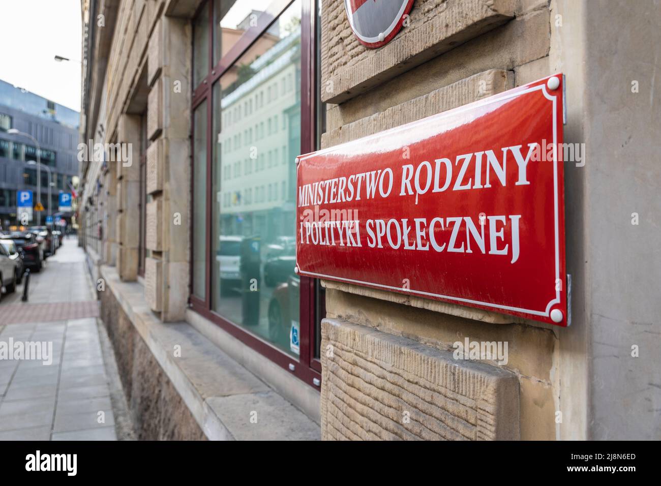 Panneau sur un bâtiment gouvernemental du Ministère de la famille et de la politique sociale à Varsovie, capitale de la Pologne Banque D'Images