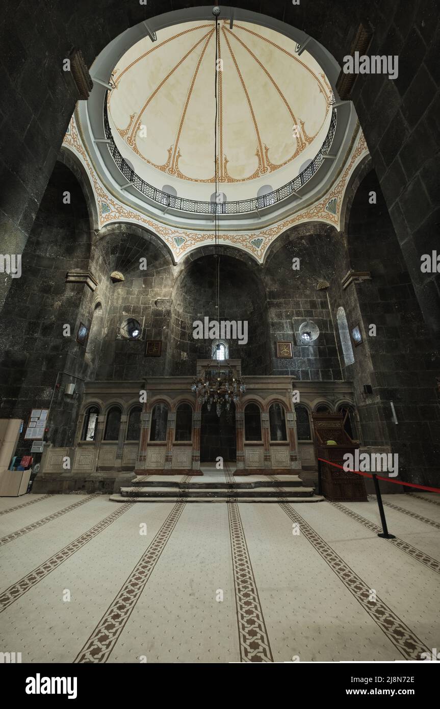 Kars, Turquie - 23 février 2022 : vue intérieure de la mosquée Kars Kumbet ou Cupola, avec l'ancien nom de l'église des douze apôtres. Banque D'Images