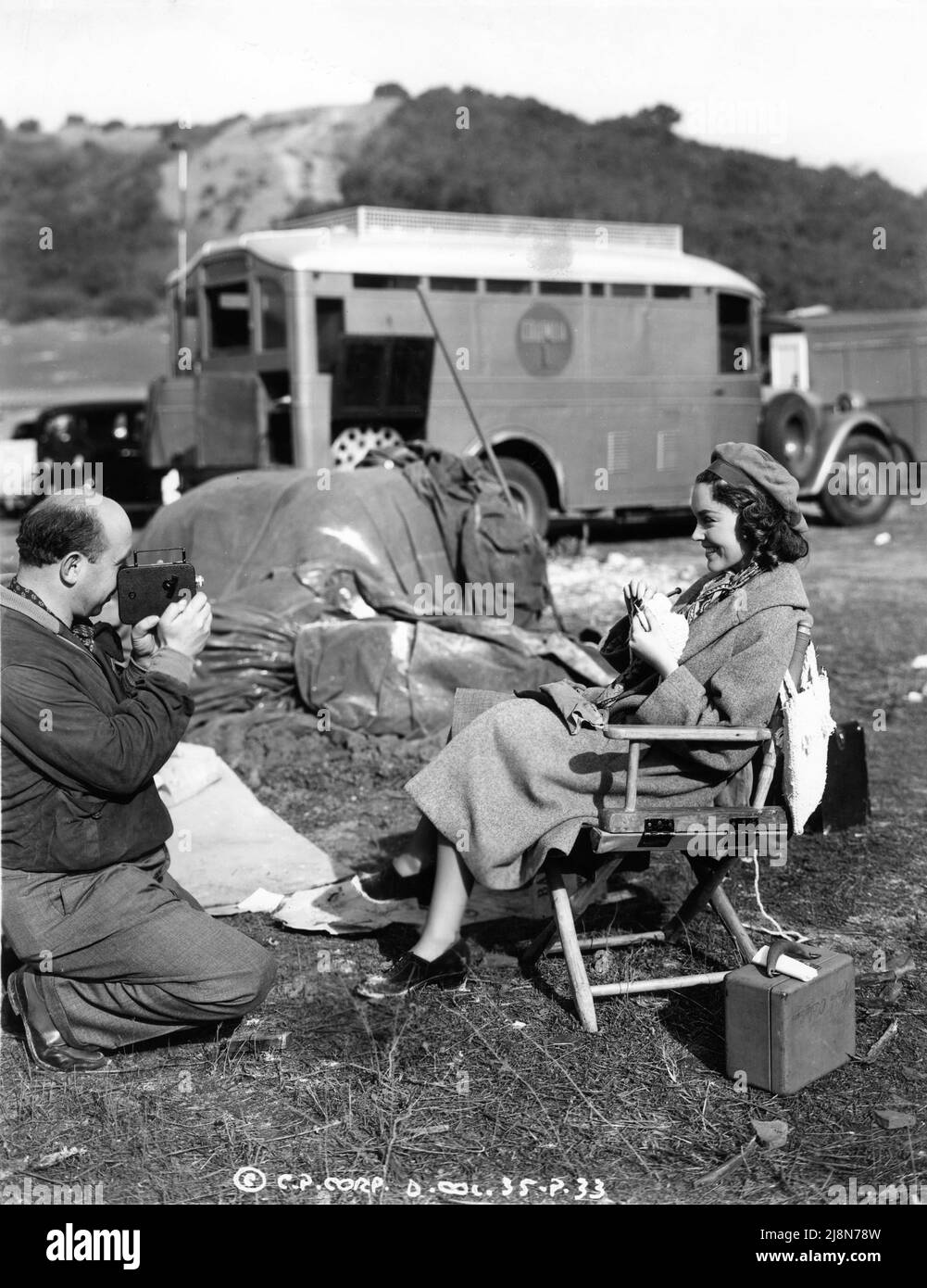Le réalisateur JOHN BRAHM reprend des films de MAUREEN O'Sullivan tricodant avec son appareil photo Cine Kodak 8 sur place, sans le savoir pendant le tournage de JOHN BRAHM Columbia Pictures, réalisateur américain en direct en 1939 Banque D'Images