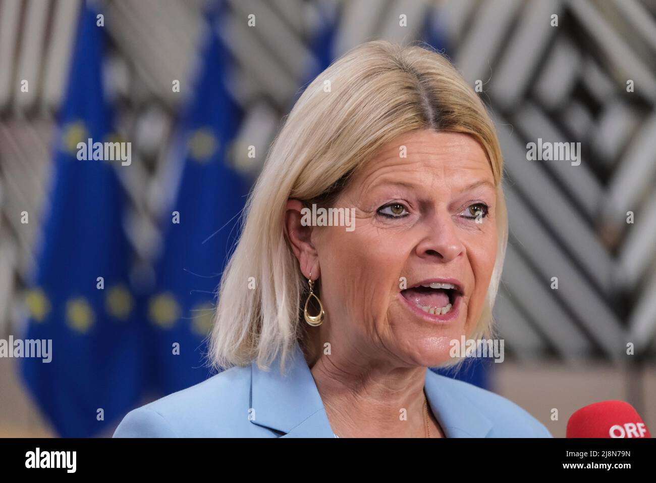 La ministre autrichienne de la défense, Klaudia Tanner, s'adresse à la presse lorsqu'elle arrive à un Conseil des ministres de la défense de l'UE à Bruxelles, en Belgique. 17th mai 2022. Crédit: ALEXANDROS MICHAILIDIS/Alamy Live News Banque D'Images