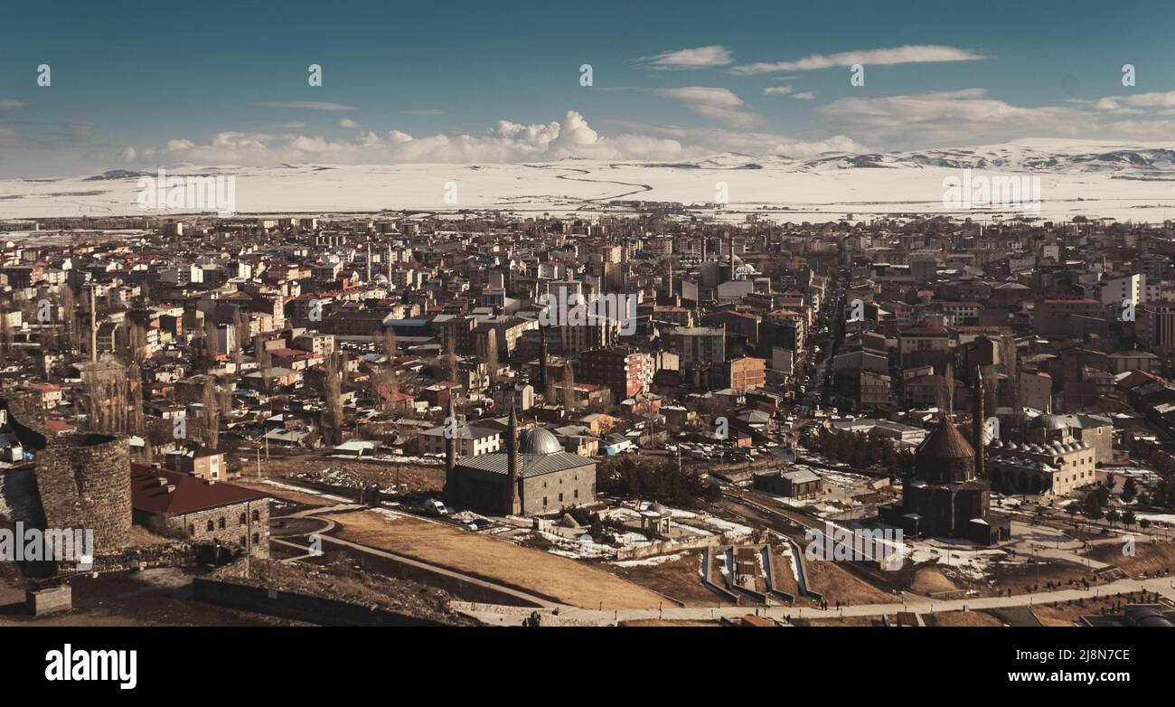 Kars, Turquie - 23 février 2022 : vue sur la ville de Kars en hiver depuis la forteresse de Kars Banque D'Images