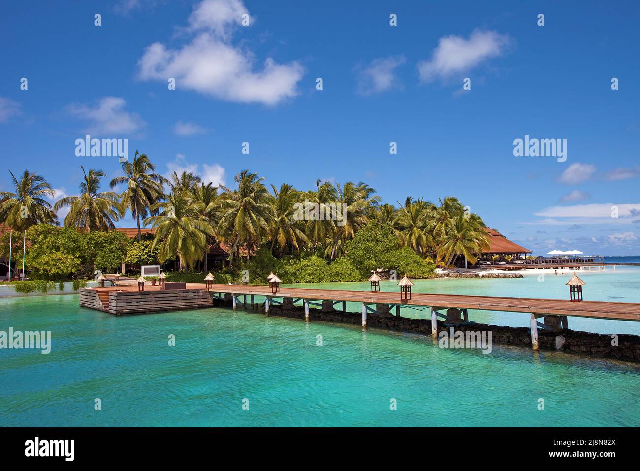 Jetty mène à la station de luxe Kurumba, North-Malé atoll, Maldives, océan Indien, Asie Banque D'Images