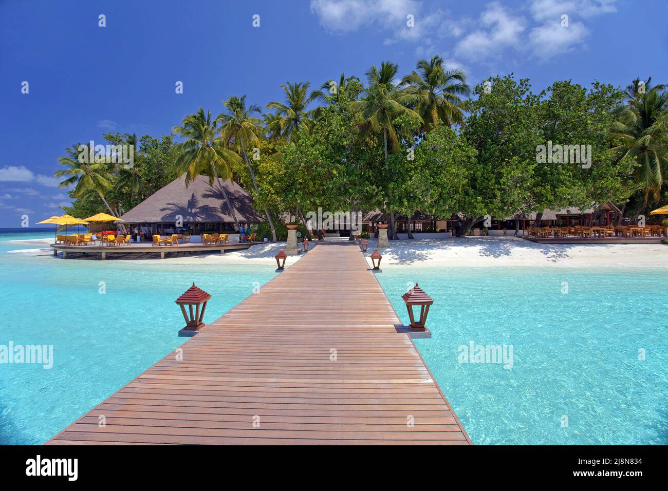 Jetty mène à la station balnéaire de luxe Angsana, ancienne île d'Ihuru, North-Malé atoll, Maldives, océan Indien, Asie Banque D'Images
