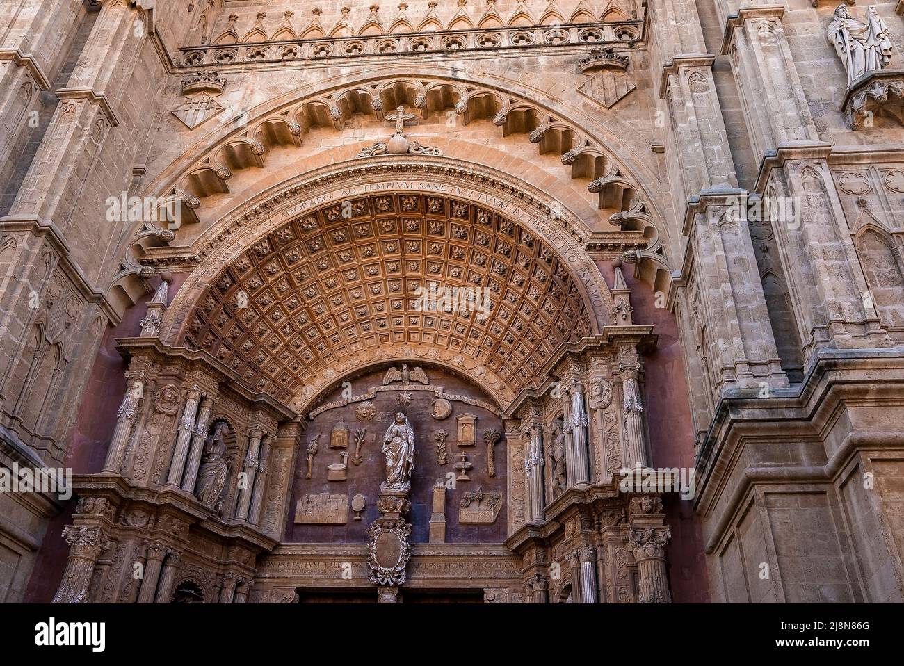Vue à angle bas de la belle entrée de la cathédrale de la Seu avec design Banque D'Images