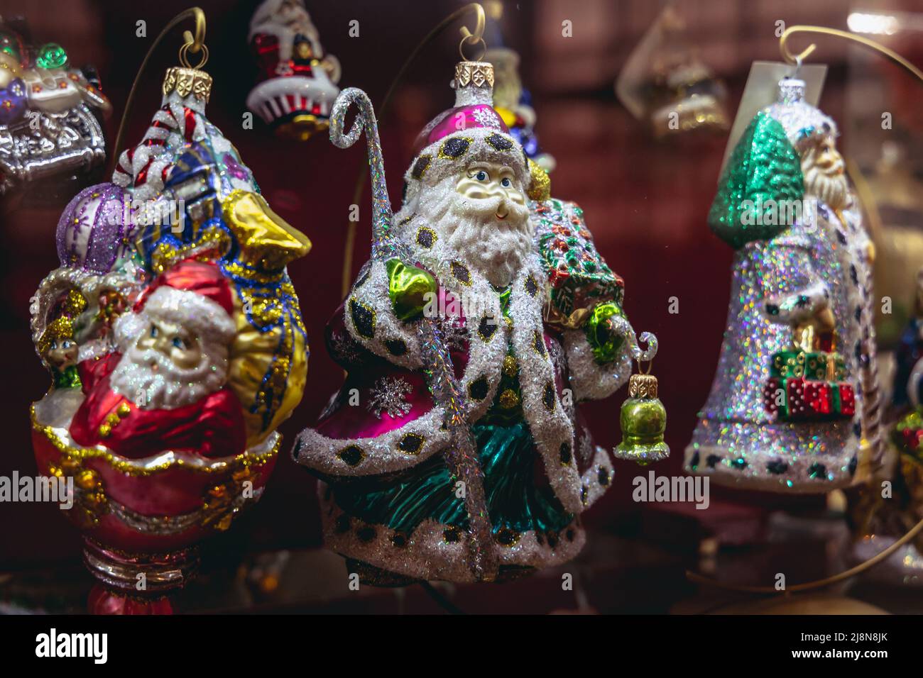 Le Père Noël a formé des boules de Noël dans le musée de Noël ornements de  verre dans la ville de Nowa Deba, Voïvodeship subcarpathe de Pologne Photo  Stock - Alamy