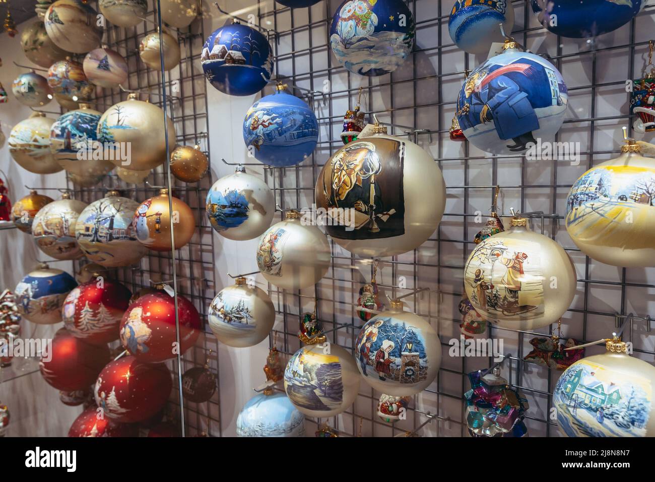 Boules de Noël peintes à la main en différentes couleurs Photo Stock - Alamy