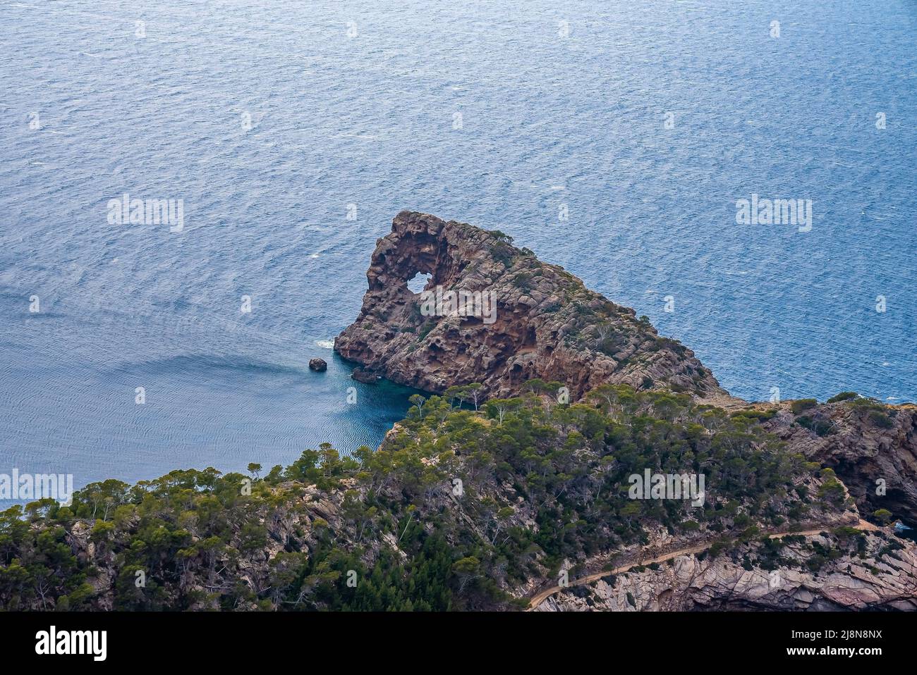 Vue panoramique bleu méditerranéen sur une falaise rocheuse par jour ensoleillé Banque D'Images