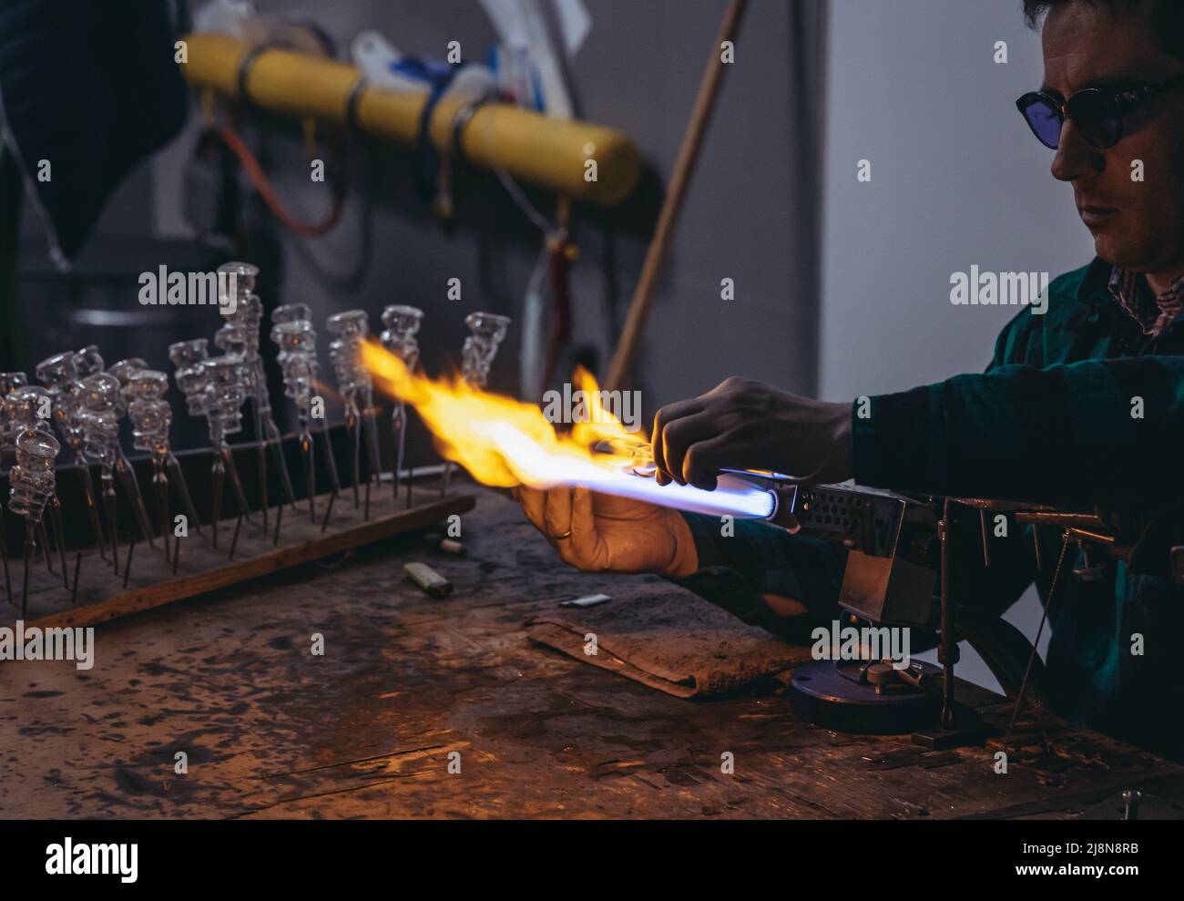 Souffleur de verre dans l'usine de Blinski et le musée de Noël ornements de verre dans la ville de Nowa Deba, la Voïvodeship subcarpathe de Pologne Banque D'Images