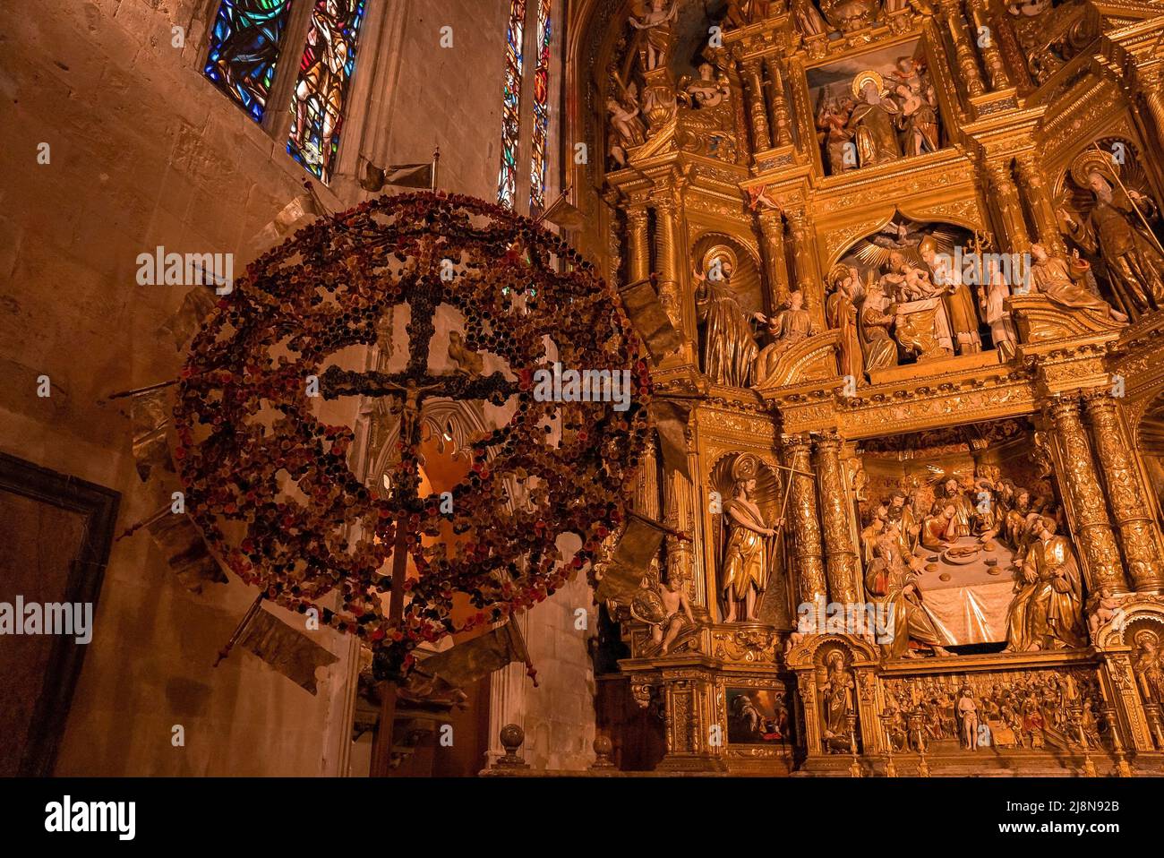 Vue sur la magnifique décoration croisée et le mur créatif de la cathédrale de la Seu Banque D'Images