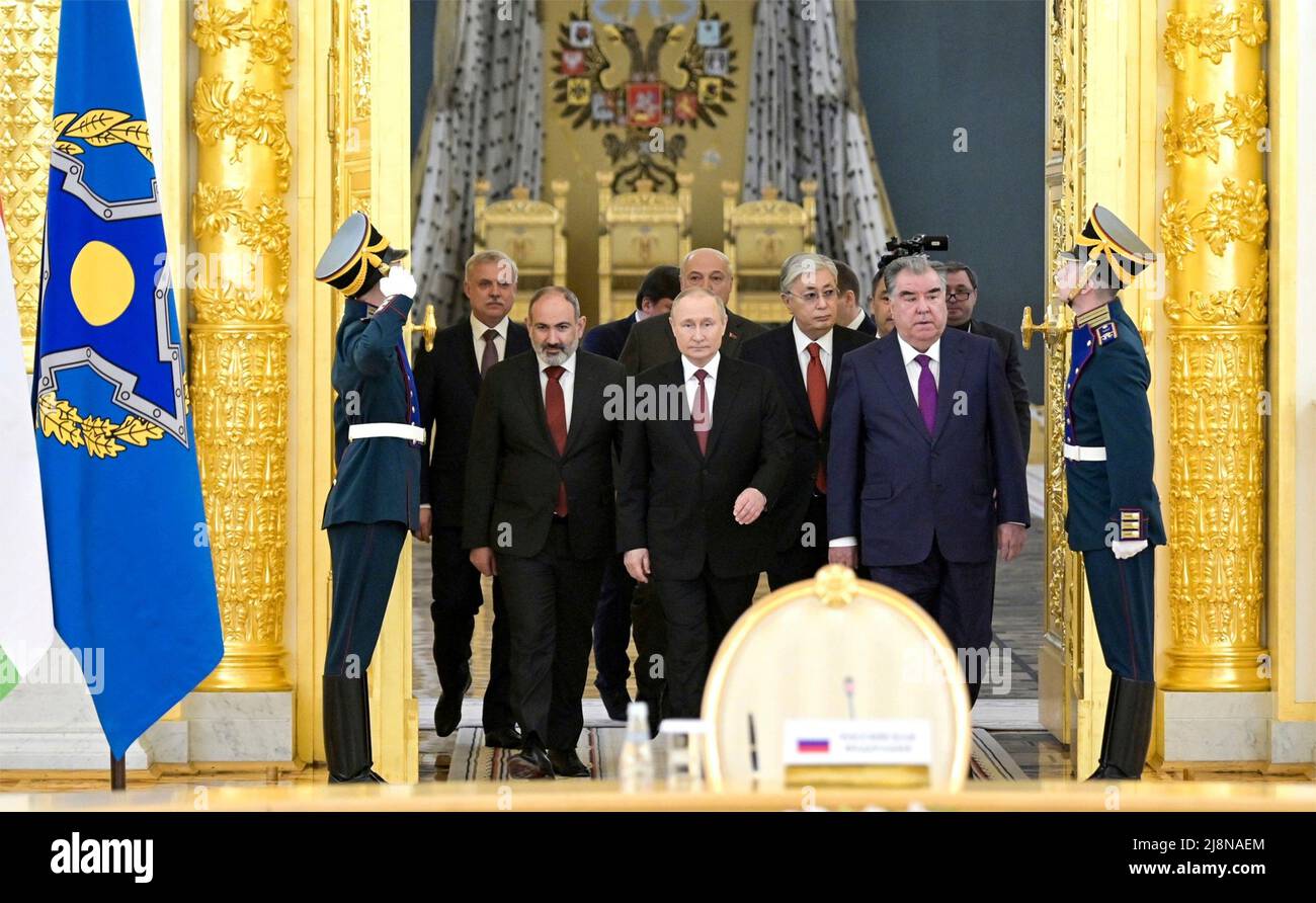Moscou, Russie. 16th mai 2022. Le président russe Vladimir Poutine, au centre, dirige les chefs d'État régionaux dans la salle de réunion pour la séance d'ouverture du Sommet de l'Organisation du Traité de sécurité collective qui s'est tenu au Kremlin le 16 mai 2022 à Moscou, en Russie. De gauche à droite : le Secrétaire général de l'OTSC, Stanislav Zas, le Premier ministre arménien, Nikol Pashinyan, le Président du Bélarus, Alexander Lukashenko, le Président du Kazakhstan, Kassym-Jomart Tokayev, et le Président du Tadjikistan, Emomali Rahmon. Credit: Mikhail Klimentyev/Kremlin Pool/Alamy Live News Banque D'Images