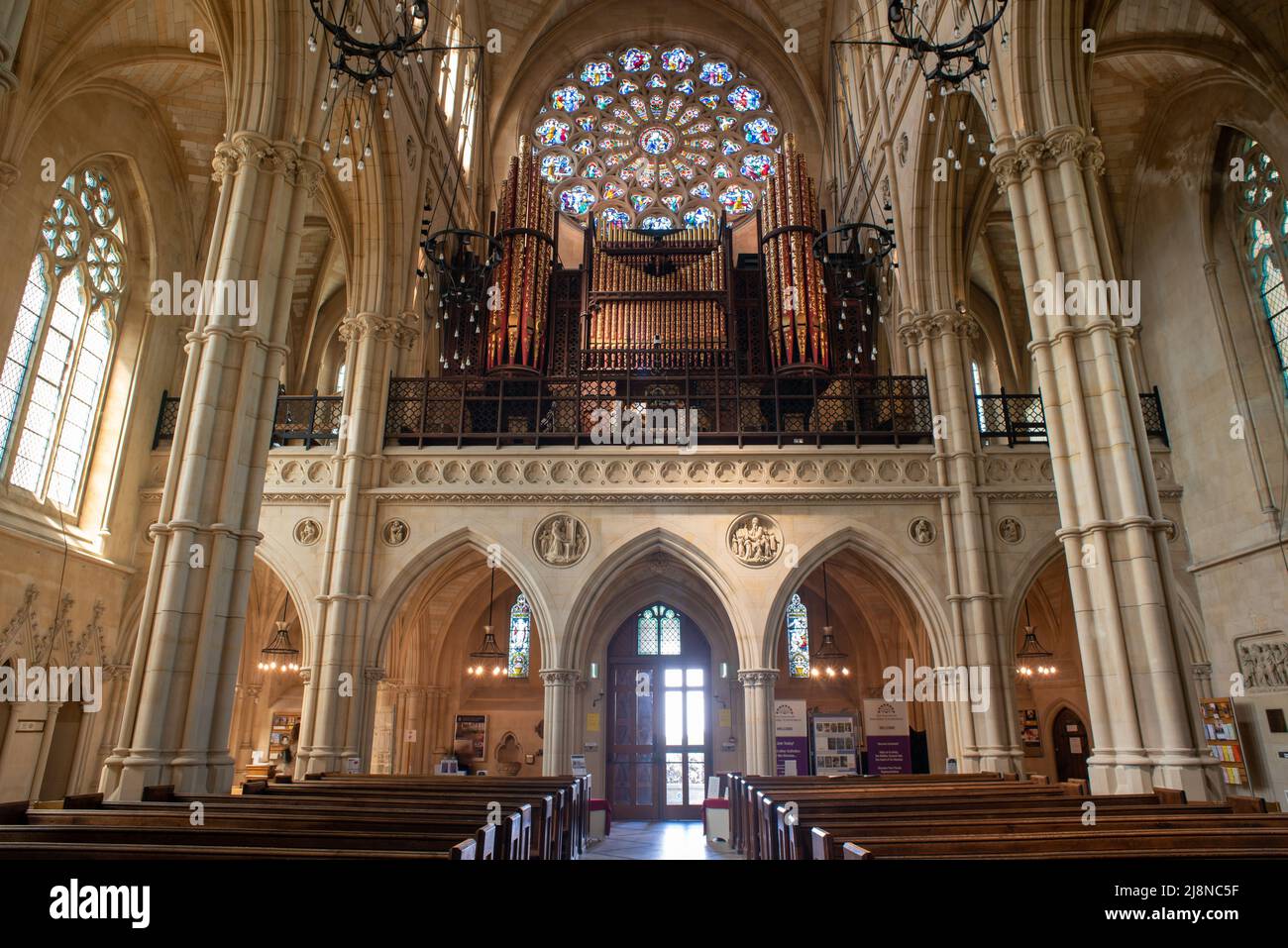 Vue de l'intérieur montrant l'orgue et la fenêtre ronde en vitraux à l'intérieur de l'église de la cathédrale notre-Dame et de Saint Philip Howard à Arundel, West Sussex, E Banque D'Images