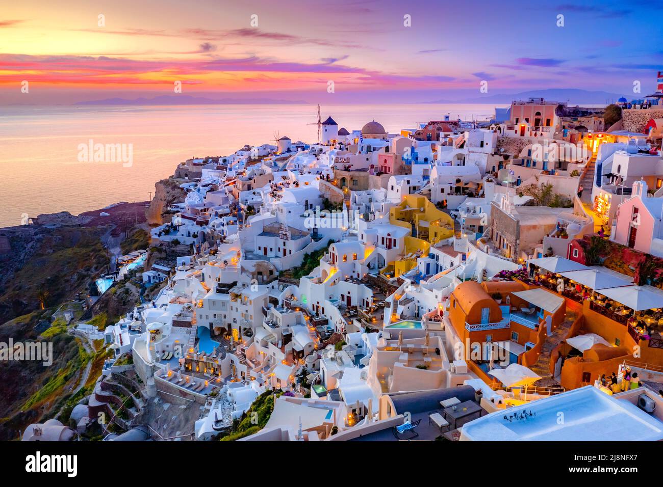 Oia sur l'île de Santorin, Grèce. Maisons traditionnelles et célèbre et églises aux dômes bleus sur la caldeira, la mer Égée Banque D'Images