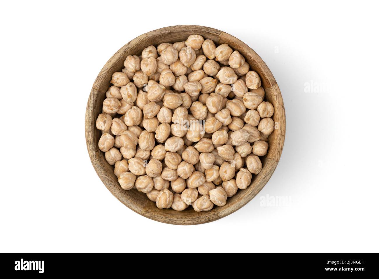 pois chiches crus dans un bol en bois isolé sur fond blanc, vue de dessus, nourriture végétalienne Banque D'Images