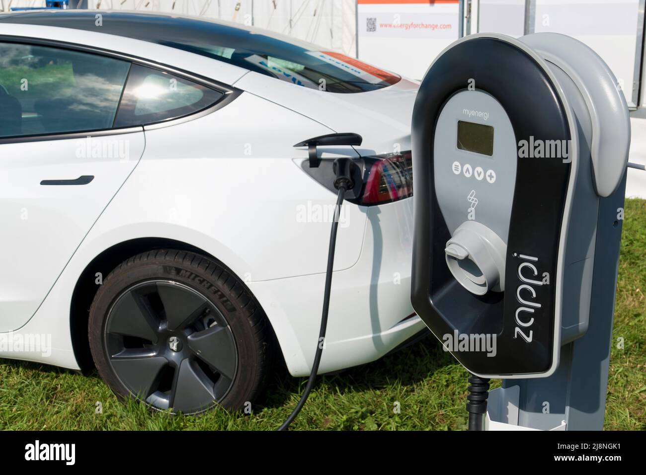 Frome, Somerset, Royaume-Uni - septembre 11 2021 : un chargeur de VE solaire myenergi Zappi éco-intelligent branché dans une voiture électrique Tesla modèle 3 Banque D'Images