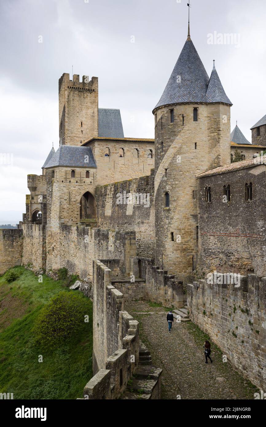 Les tours et les murs de la ville médiévale fortifiée de Carcassonne, Aude, France, restaurée par Viollet-le-Duc au 19th siècle. Banque D'Images