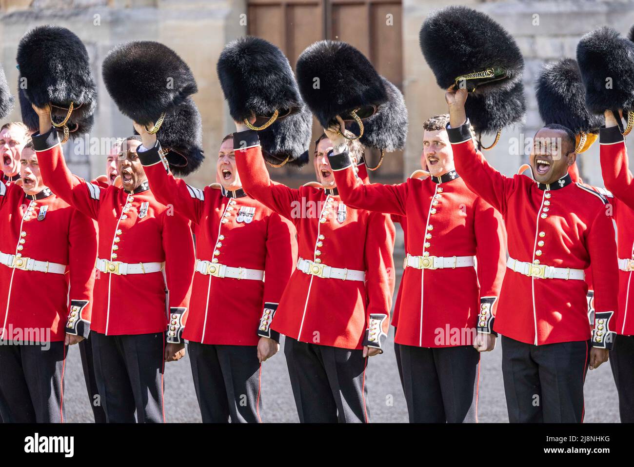 Les gardiens du bataillon de 1st les gardes irlandais font trois acclamations pendant la parade dans le Quadrangle du château de Windsor où leurs nouvelles couleurs régimentaires leur ont été présentées par le duc de Cambridge. Date de la photo: Mardi 17 mai 2022. Banque D'Images