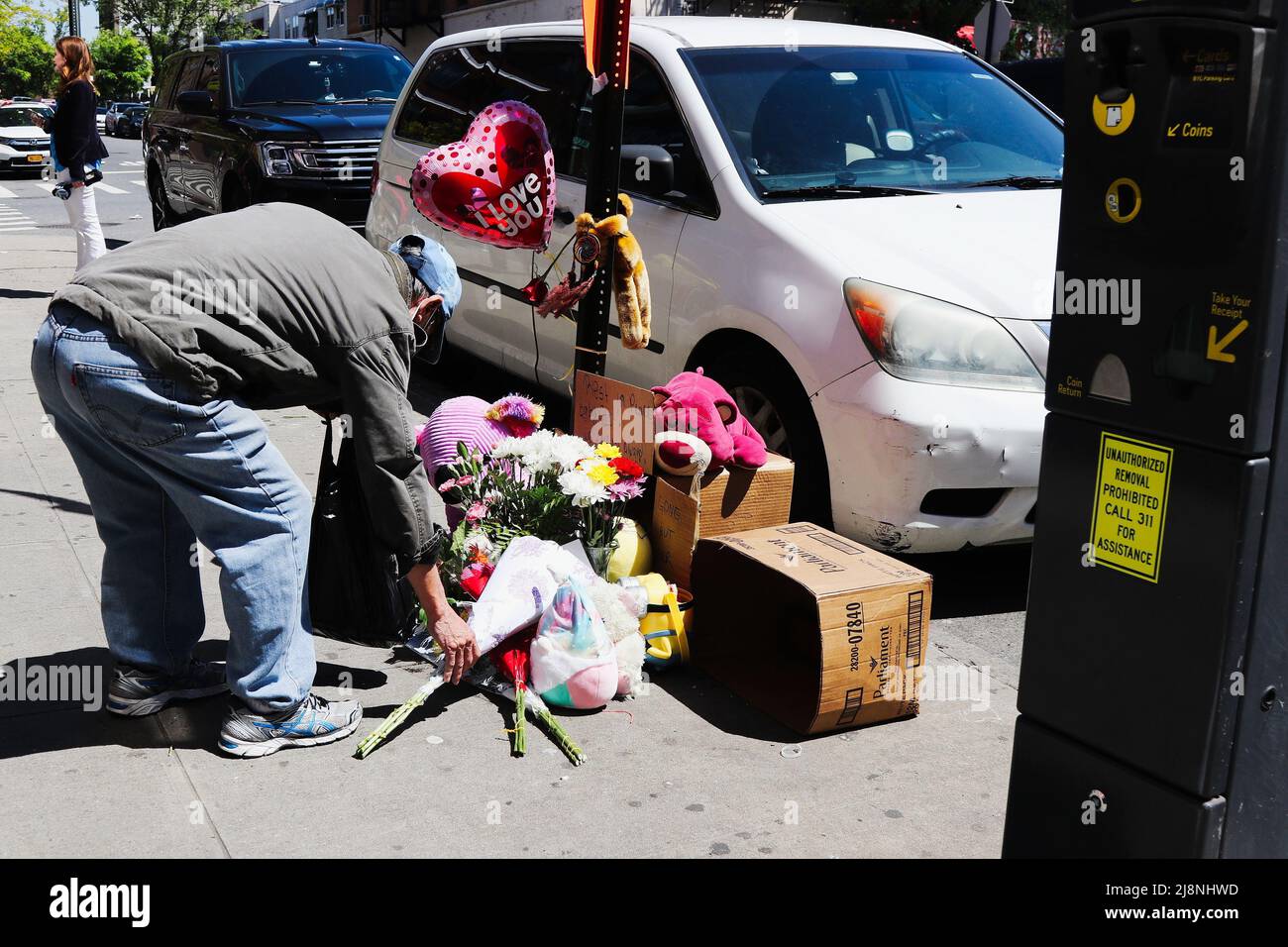 17 mai 2022, New York City, New York, États-Unis : le département de police de New York (NYPD) cherche le tireur derrière la fusillade qui a pris la vie d'une petite fille de 11 ans dans le Bronx le 16 mai 2022. L'étudiante de six niveaux, Khyara Tay, est devenue l'une des plus récentes victimes d'actes criminels lorsqu'elle est sortie avec des membres de sa famille lorsqu'elle a été abattue dans le ventre sur Westchester Avenue à Longwood, le lundi soir 16 mai 2022. La police a déclaré que deux personnes sur un scooter chassaient un homme le long du trottoir, lui tirant sur le coin de la rue Bronx en plein jour. (Image de crédit : © G. Ronald Lopez/ZUMA Press Wire) Banque D'Images