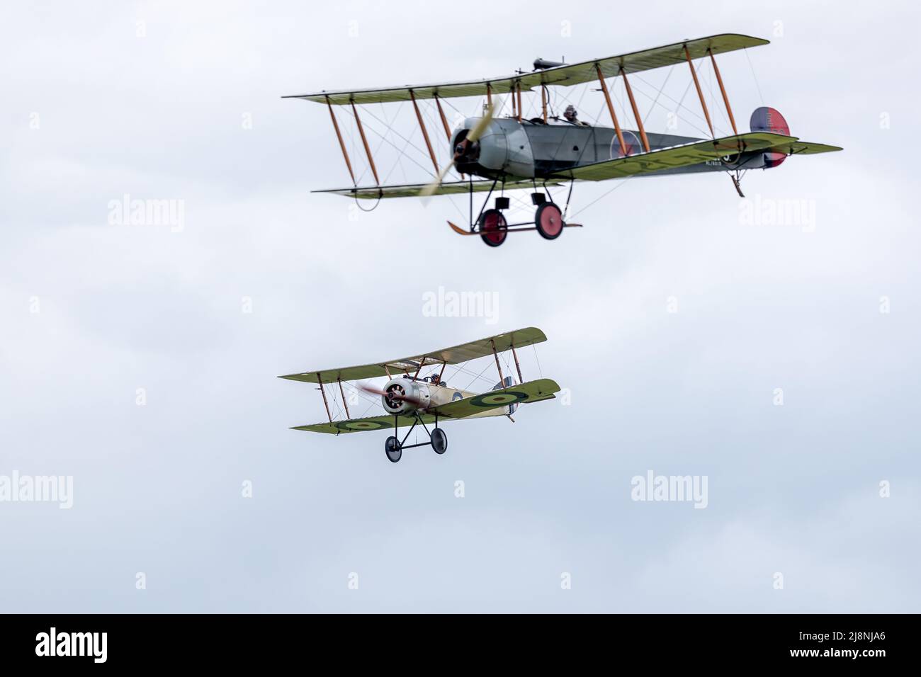 1916 Soopwith Pup ‘G-EBKY’ et 1918 Avro 504K ‘E3273’ en avion au salon de première saison de Shuttleworth le 1st mai 2022 Banque D'Images