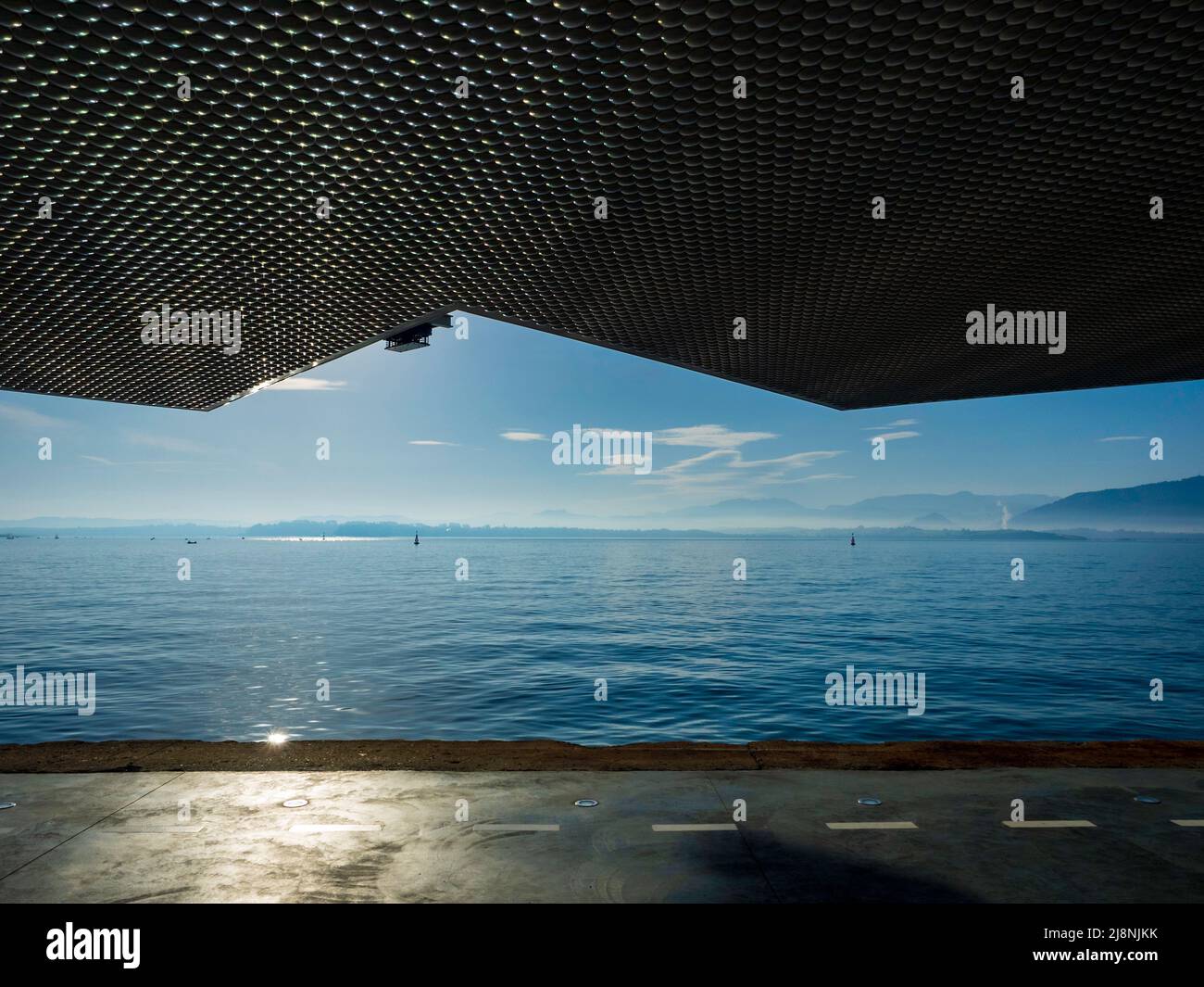 Vue sur le quai du port de Santander sous une structure en acier Banque D'Images
