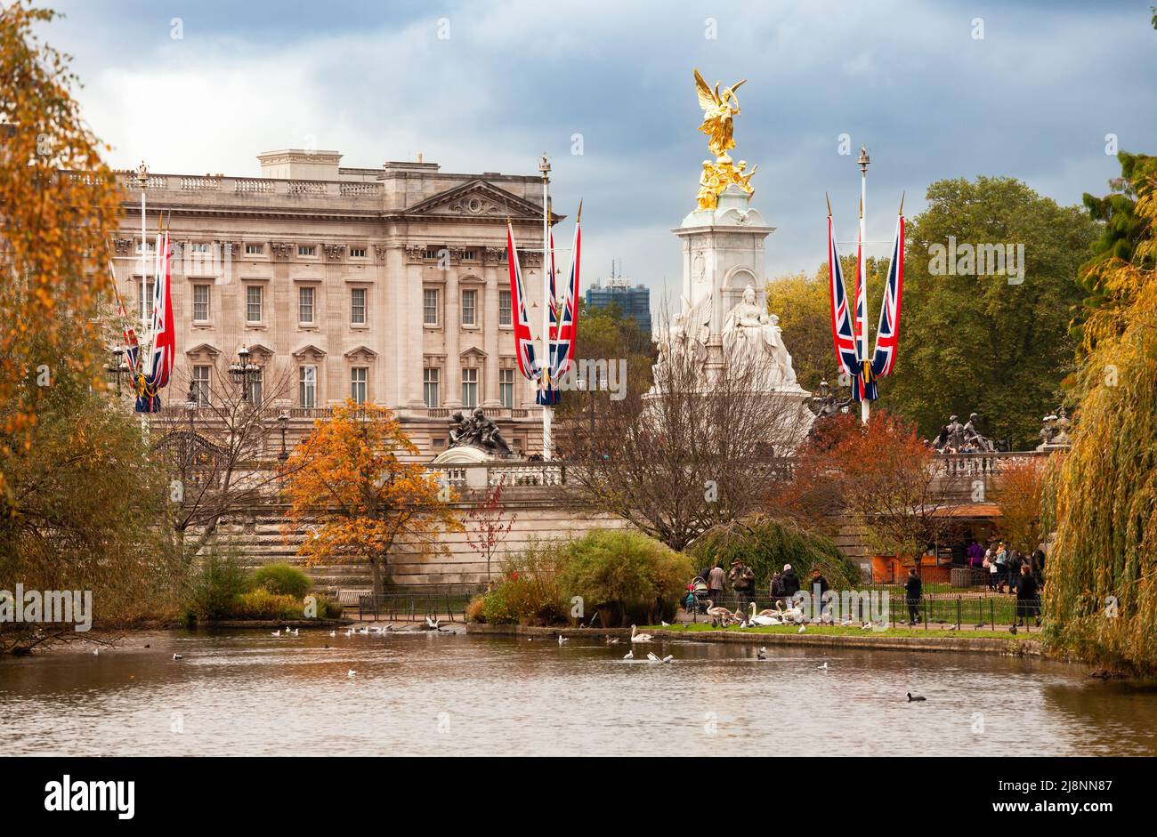 Londres, Royaume-Uni - 29 octobre 2012 : Victoria Memorial et Buckingham Palace vus du parc St James's Banque D'Images