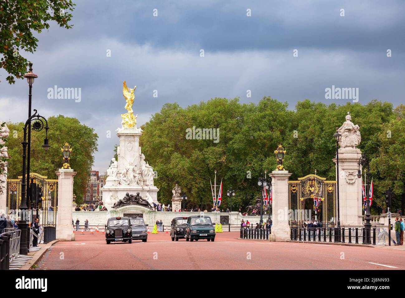 Londres, Royaume-Uni - 28 octobre 2012 : portes du Victoria Memorial et de Buckingham Palace Memorial Gardens, vue depuis Spur Road Banque D'Images