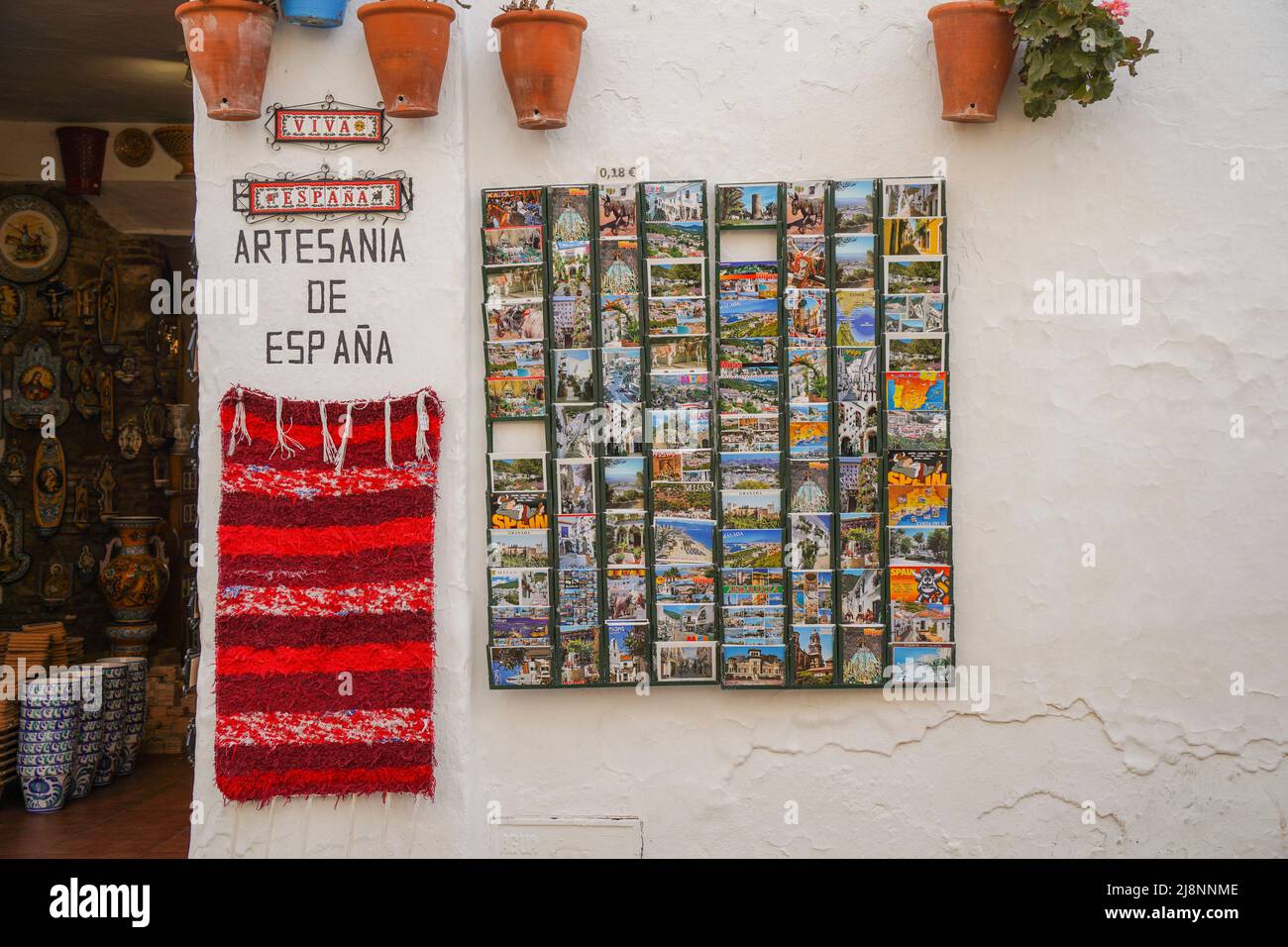 Vieilles cartes postales à la boutique espagnole traditionnelle vendant des céramiques dans le village lavé de Mijas pueblo, Andalousie, province de Malaga, Espagne Banque D'Images