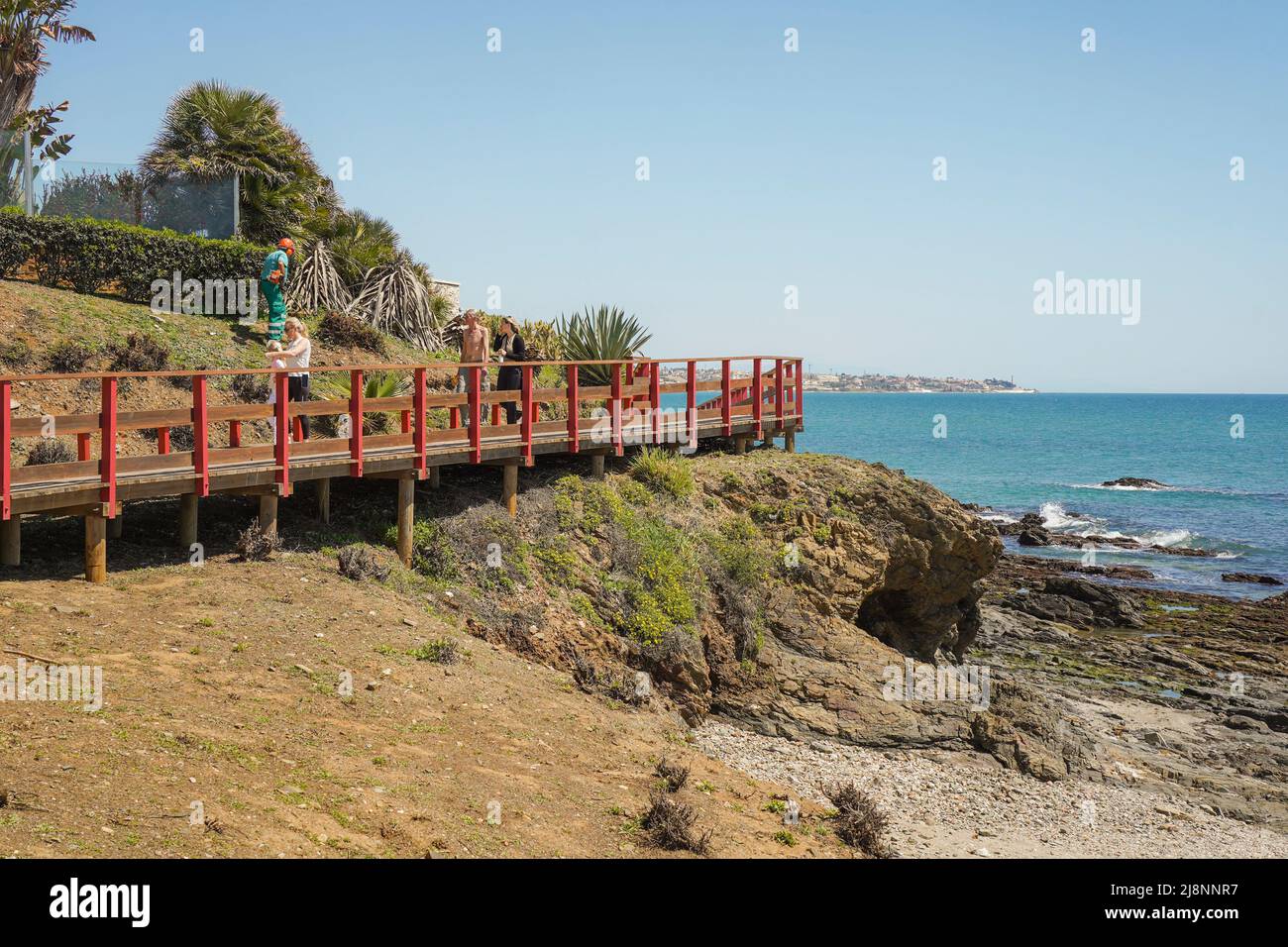 Promenade en bois, de l'allée, promenade du front de mer, la connexion de plages de la Costa del Sol, La Cala, Andalousie, espagne. Banque D'Images