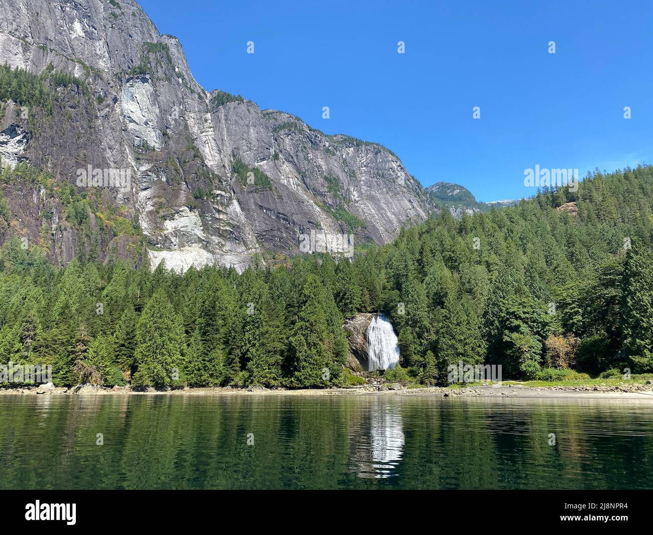 Une vue incroyable sur les chutes du Chatterbox à Princess Louisa Inlet avec des falaises géantes en arrière-plan, une destination incroyable de canotage, sur la Sunshine Coast de la Colombie-Britannique, Canada Banque D'Images